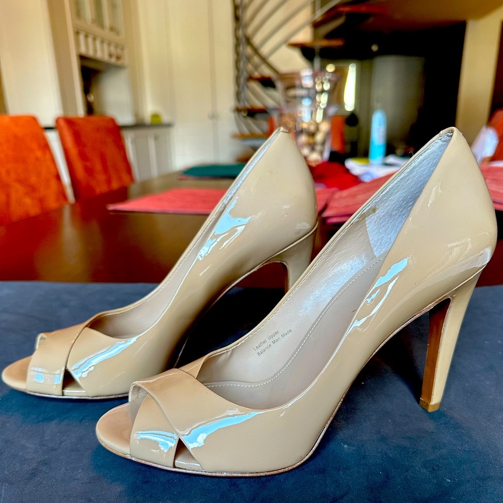 Via Spiga Tan/Nude Size 7 Patent Leather Peep Toe Pumps